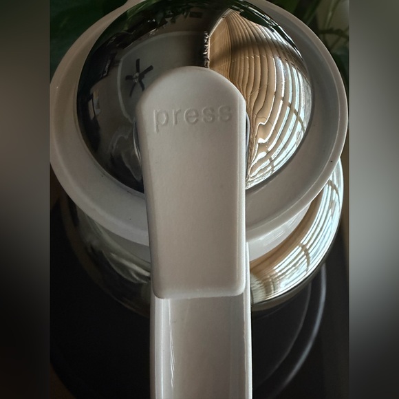 Studio Nova Vintage Hot/Cold Thermo Carafe White / Chrome Pitcher - Picture 3 of 6